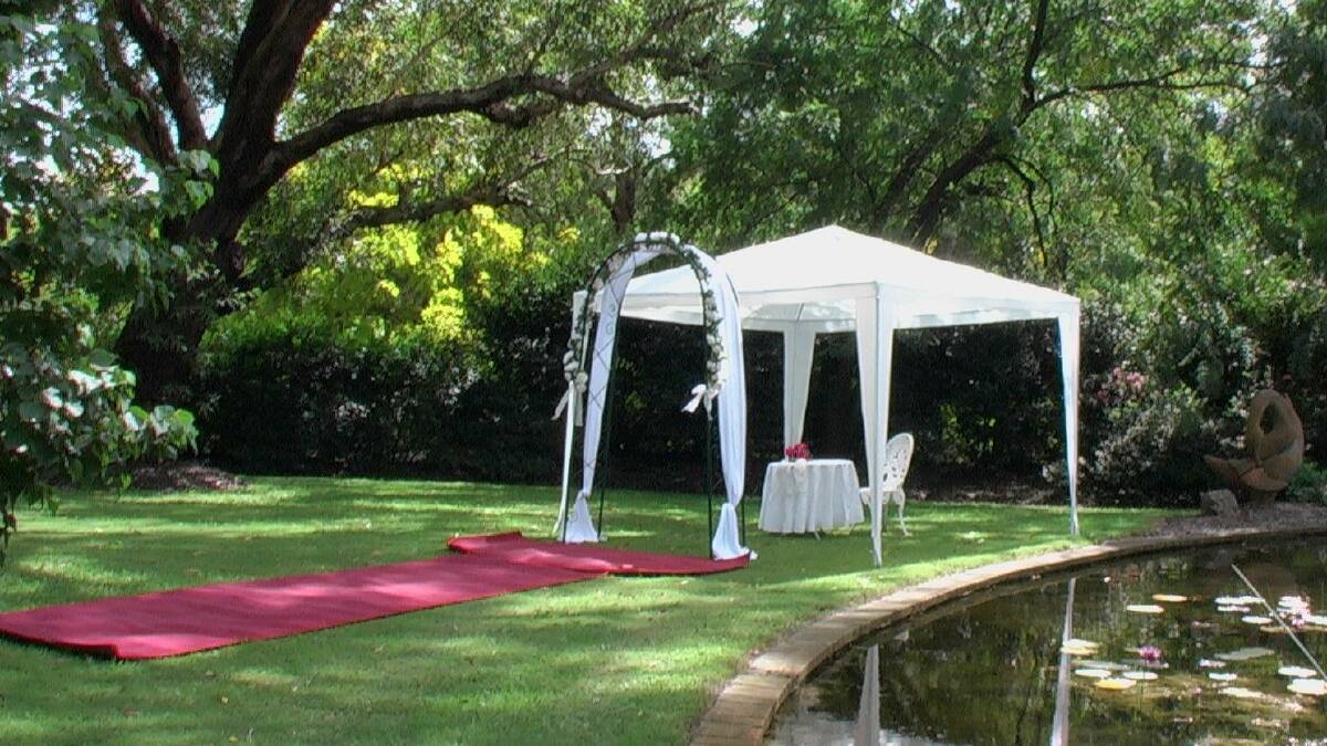 PRESENTATION: Decorator packages are available offering assistance with the setting up of the wedding site after consultation with the bridal couple. 