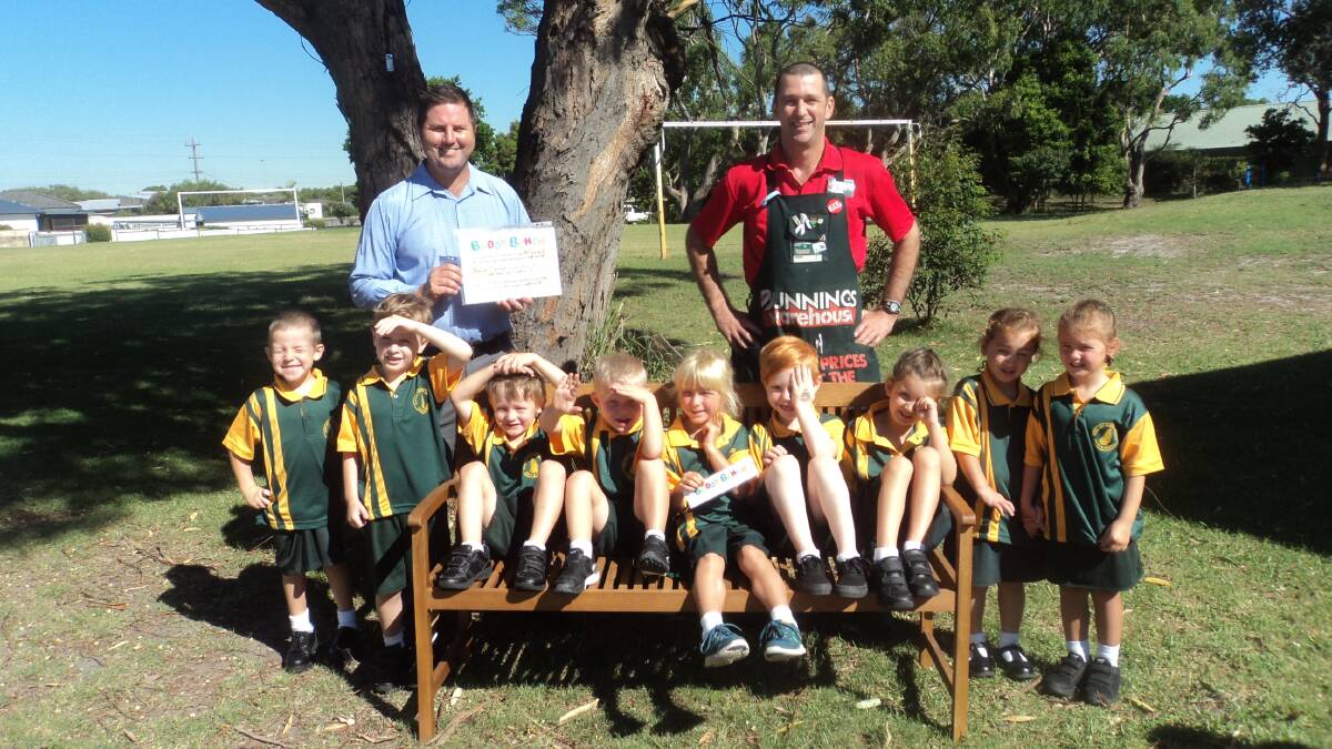 BUDDIES: Fern Bay Public School principal Drew Janetski with Will Cook, activities organiser at Bunnings Warehouse Kotara, and the entire 2016 kindergarten class. Picture: Supplied