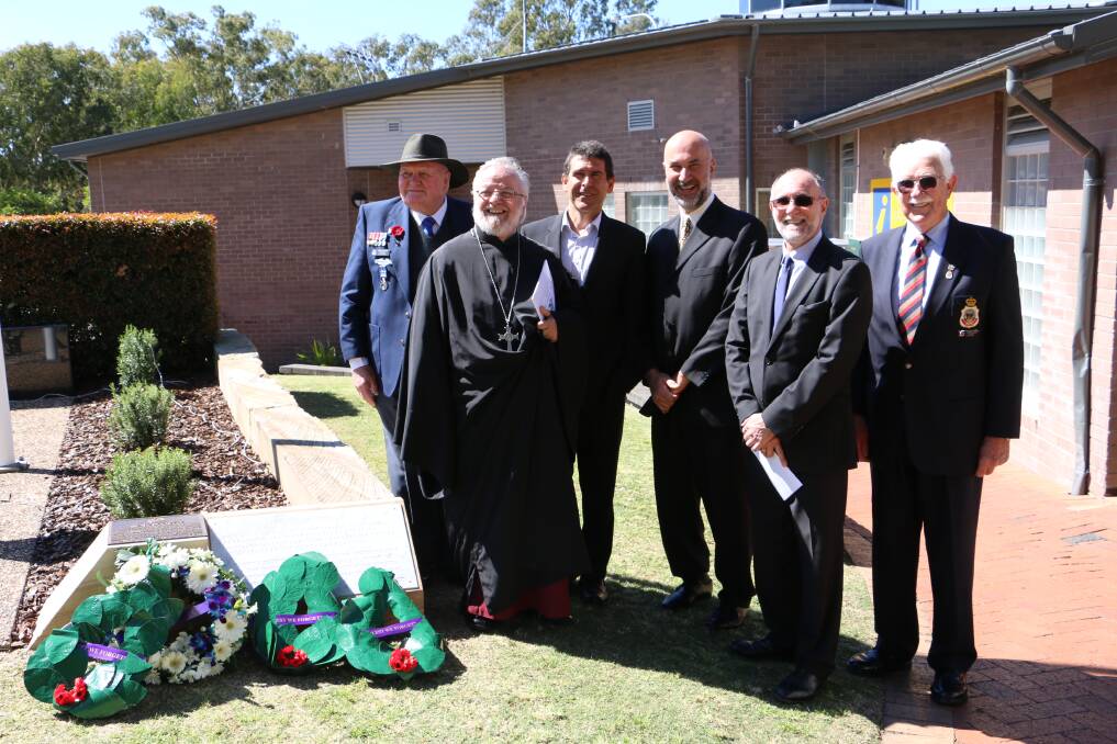 A plaque commemorating the service and sacrifice of the Anzac servicemen and women during both World Wars in the defence of Greece was dedicated at the war memorial in Apex Park, Nelson Bay on Wednesday.