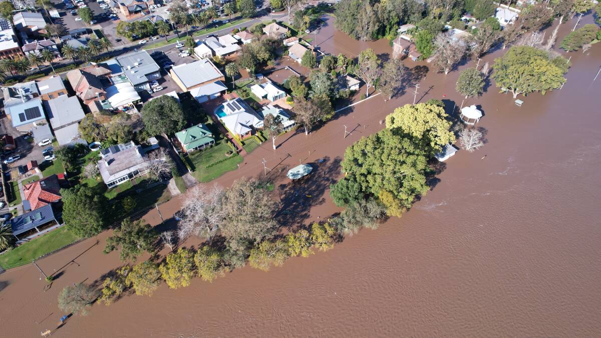 The Hunter River at Raymond Terrace on Friday, July 8, 2022 morning. Pictured is flooding in Riverside Park, Hunter Street and Glenelg Street. Picture: Matt Wilkie