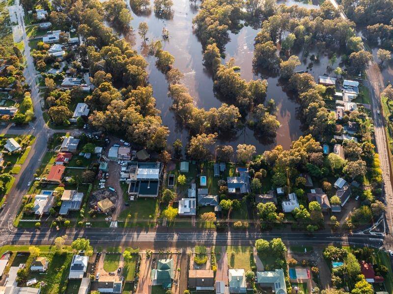 About 250 properties are subject to evacuation or isolation orders at Forbes on the Lachlan River. (Stuart Walmsley/AAP PHOTOS)